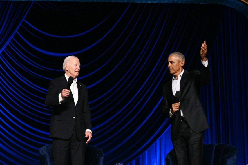 El presidente Joe Biden junto al expresidente Barack Obama durante una recaudación de fondos de campaña en el Peacock Theatre de Los Ángeles el 15 de junio de 2024.&nbsp;