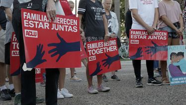 En esta foto del 30 de junio de 2019, manifestantes protestan la separación de familias en la frontera EEUU-México, en el parque Alice Hope Wilson en Brownsville, Texas .