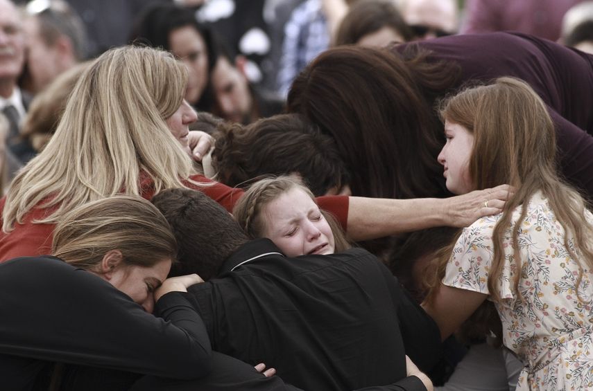 Familiares y amigos lloran durante el funeral por Dawna Ray Langford, de 43 a&ntilde;os, y sus hijos Trevor, de 11, y Rogan, de 2, que murieron en una emboscada, en La Mora, M&eacute;xico, el 7 de noviembre de 2019.&nbsp;