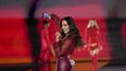 Anitta modela en el desfile primavera/verano 2025 de LOreal el 23 de septiembre de 2024 en París. La brasileña será una de las artistas que se presentarán en vivo en los Latin Grammy.