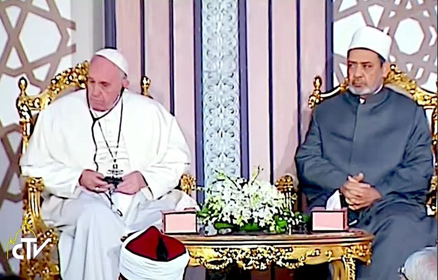 Solo la paz es santa y no se puede perpetrar ninguna violencia en nombre de Dios porque profanaría su nombre, agregó el Papa en presencia del imán de Al Azhar, el jefe Ahmed al Tayeb.