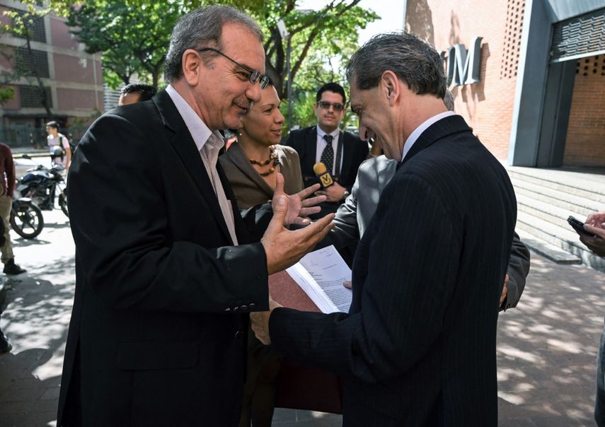 &nbsp;Biagio Pilieri, conversa con Luis Stefanelli, después de una reunión en la embajada de Italia en Venezuela en Caracas el 6 de febrero de 2019.