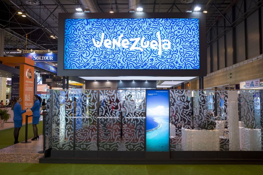 El stand de Venezuela -país que estuvo ausente en la anterior edición de Fitur- exhibe grandes fotografías de sus rincones naturales más impactantes, como el famoso Salto Ángel.