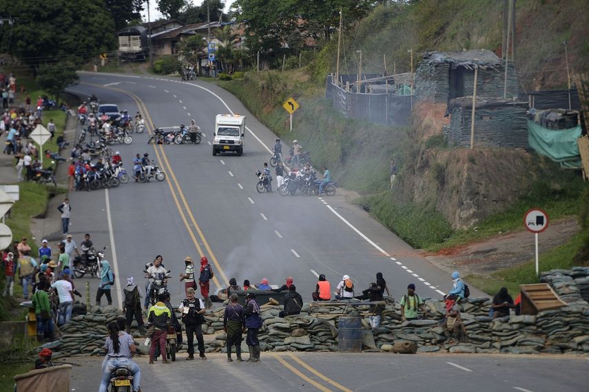 Indígenas bloquean la carretera Panamericana en el departamento del Cauca.