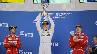 Bottas alza el trofeo después de ganar el Gran Premio de Rusia al superar a Sebastian Vettel (izquierda) y&nbsp;Kimi Raikkonen (derecha) de Ferrari.&nbsp;