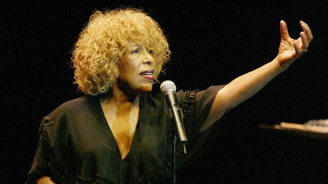 La cantante estadounidense Roberta Flack actúa en el 40º festival Jazzaldia en la ciudad de San Sebastián, en el norte de España, el 23 de julio de 2005.
