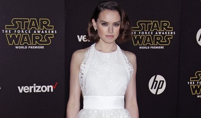 La actriz que interpreta a Rey, la británica Daisy Ridley, llegó a la primera función de la película más esperada del año. (EFE)