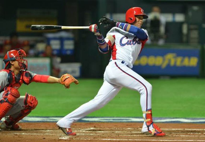 El camarero José Fernández es uno de los peloteros sancionados en Cuba. (ARCHIVO)