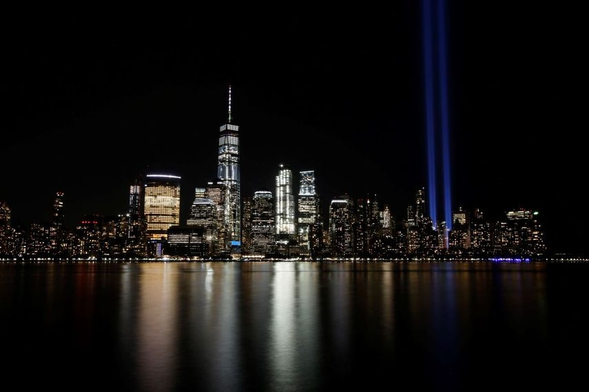 En esta imagen de archivo, tomada el 11 de septiembre de 2017, el Tribute in Light ilumina el cielo en el Bajo Manhattan, Nueva York, visto desde la otra orilla del R&iacute;o Hudson, en Jersey City, New Jersey.&nbsp;