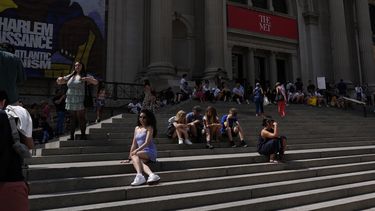 La gente posa para fotos y se sienta afuera del Museo Metropolitano de Arte en Nueva York, el martes 2 de julio de 2024.