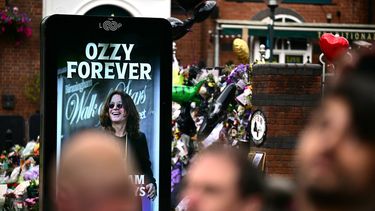Dolientes y aficionados a la música llenan las calles para rendir homenaje a Ozzy Osbourne