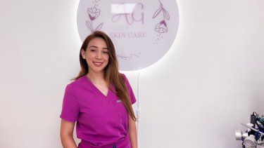 Angie Lorena González, masajista y esteticista.