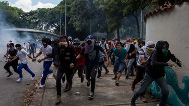 Los cuerpos de seguridad dispersaron con gases lacrimógenos la manifestación de estudiantes que se concentró en la UCV.