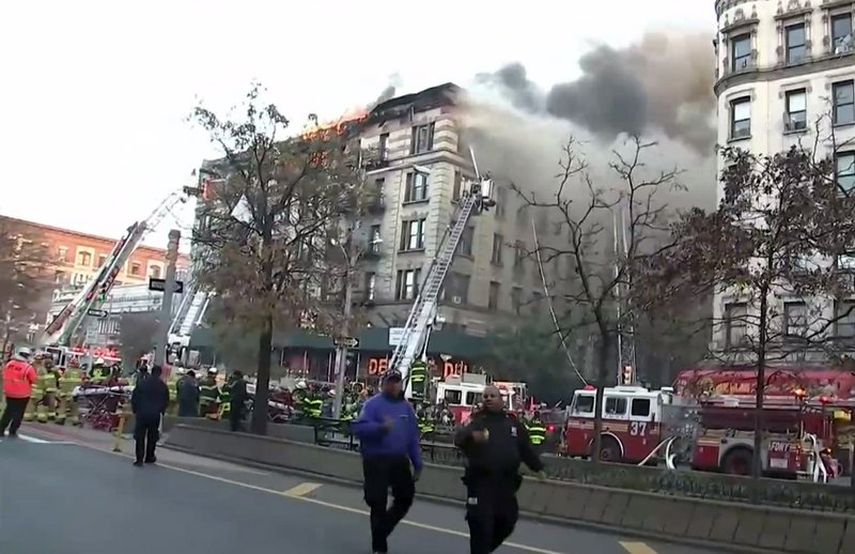 Declaran bajo control incendio en el último piso de un edificio de apartamentos en Manhattan, Nueva York.