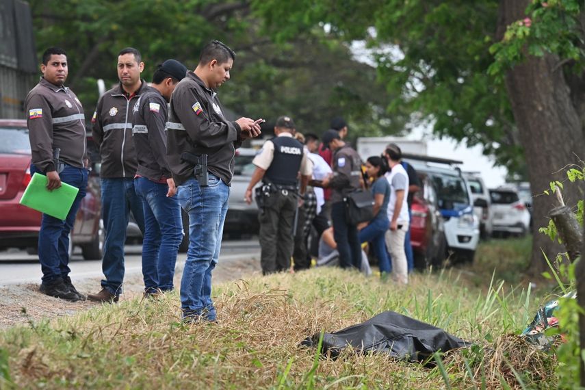 Miembros de la policía cubren el cadáver del concejal de Durán, Bolívar Vera, en Daule, Ecuador, el 8 de septiembre de 2023