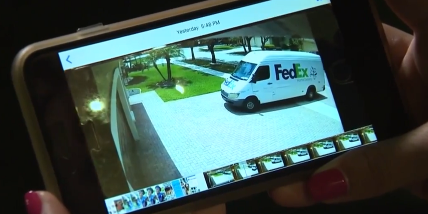 El video de vigilancia muestra que un conductor de FedEx se detuvo en la casa de Lourdes Amador, en Cooper City, no bajó del automóvil y se alejó.&nbsp;