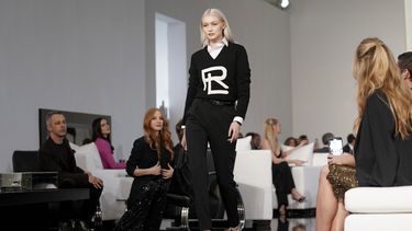 Modelos presentan la colección otoño-invierno 2022 de Ralph Lauren en Nueva York.