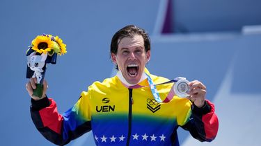 Daniel Dhers de Venezuela posa con su medalla de plata en la final masculina de BMX estilo libre en los Juegos Olímpicos de Verano de 2020