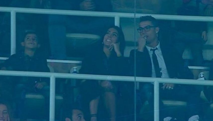 Ronaldo se dejó ver en le palco junto a Rodríguez y su hijo