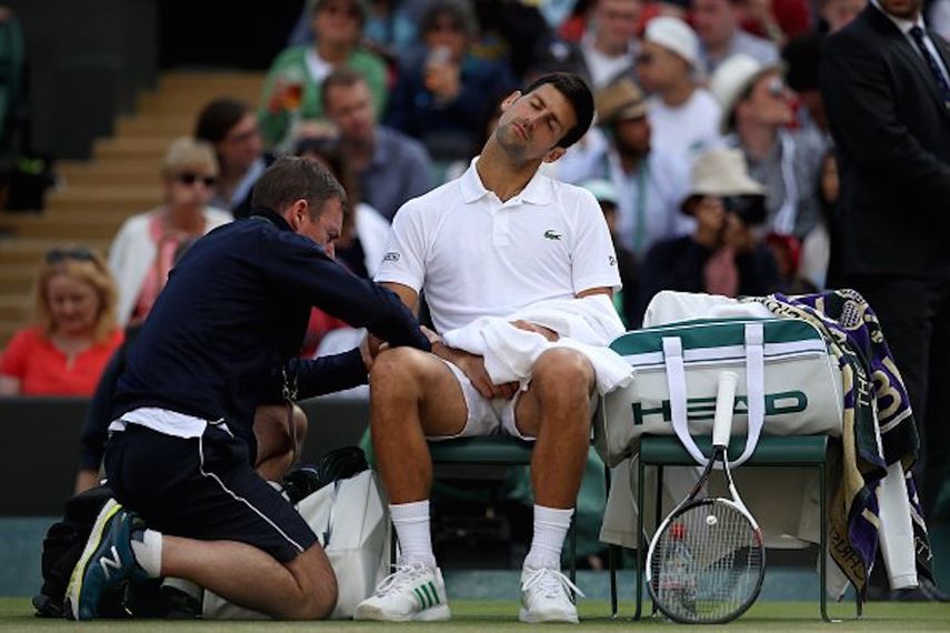 Djokovic debió retirarse en los cuartos de final de Wimbledon ante el checo Tomas Berdych por su lesión.