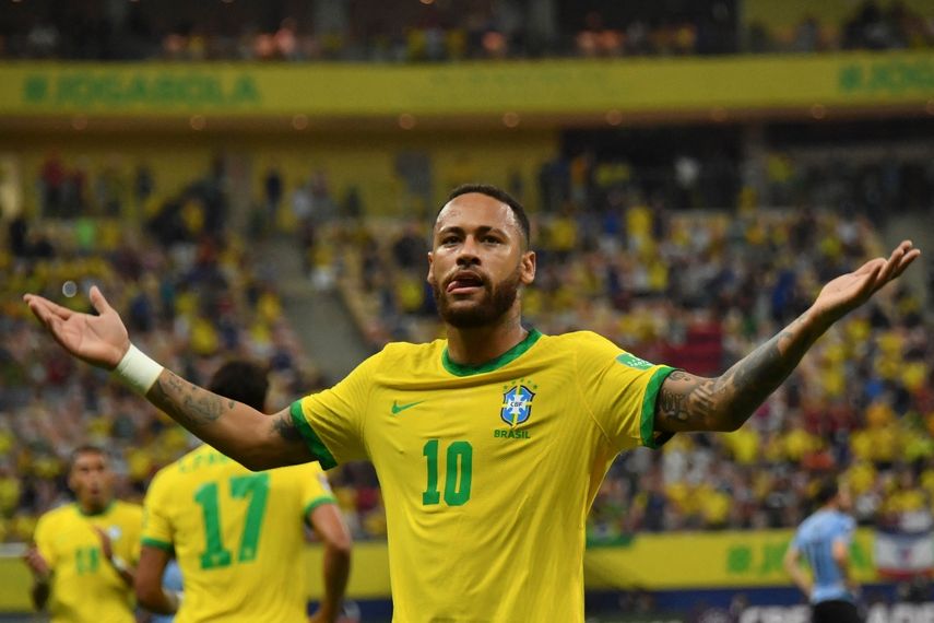 Neymar reclama una jugada en un compromiso de las eliminatorias sudamericanas de la FIFA