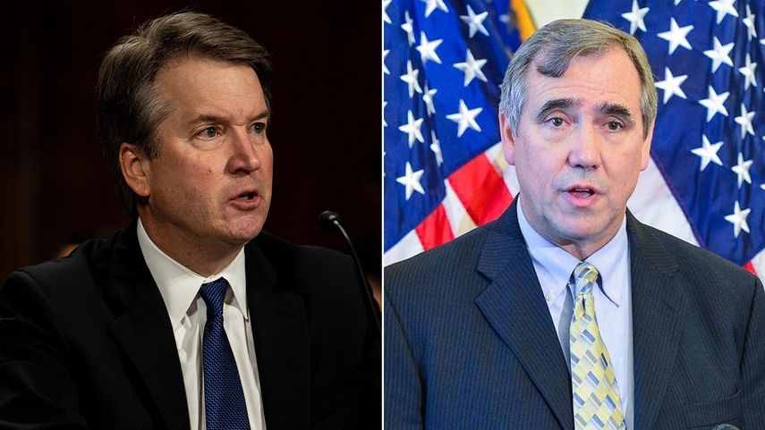 El juez Brett Kavanaugh (izq.), nominado por el presidente Donald Trump para el Tribunal Supremo, y el senador demócrata Jeff Merkley (der.).