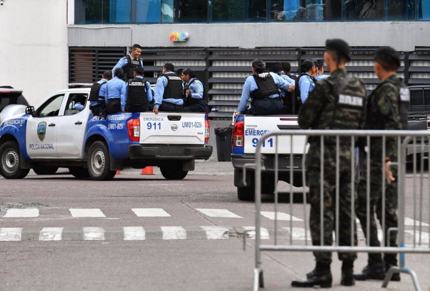 Agentes de policía patrullan la zona del Consejo Nacional Electoral en Tegucigalpa, el 5 de diciembre de 2025.