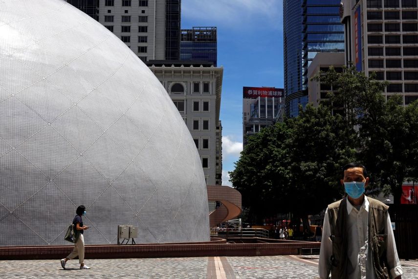 &nbsp; Personas caminan por el Museo Espacial de Hong Kong.&nbsp; &nbsp;