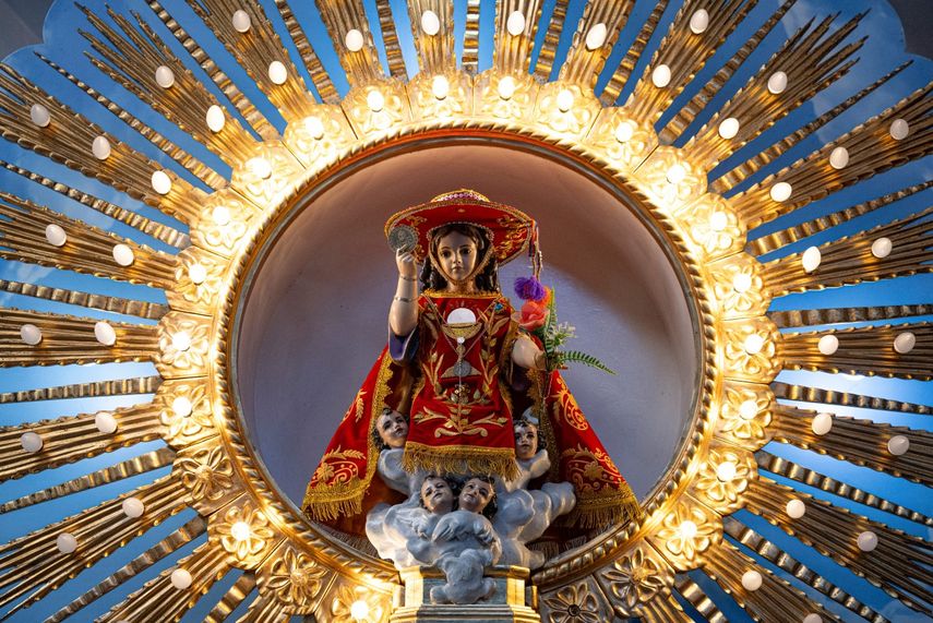 Vista de una imagen del Divino Niño del Milagro exhibida en la iglesia de Santa María Magdalena en el distrito de Eten, región de Lambayeque, al norte de Perú, el 10 de mayo de 2025.