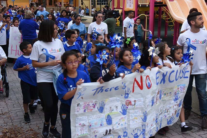 Los niños agitaron veletas de papel y portaron pequeñas velas alimentadas por pilas. (GISELLE SANTALUCCI)