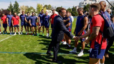 El presidente de Francia, Emmanuel Macron (segundo a la derecha), saluda al equipo nacional de su país en su concentración previo al Mundial de Rugby, en Rueil-Malmaison, el lunes 4 de septiembre de 2023.