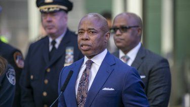 El alcalde de la ciudad de Nueva York Eric Adams durante una conferencia el 30 de diciembre de 2022, en Times Square, en el distrito de Manhattan.