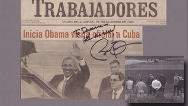 Imagen tomada de eBay del ejemplar del periódico cubano Trabajadores firmado por el expresidente Barack Obama, junto a una foto del momento del autógrafo.