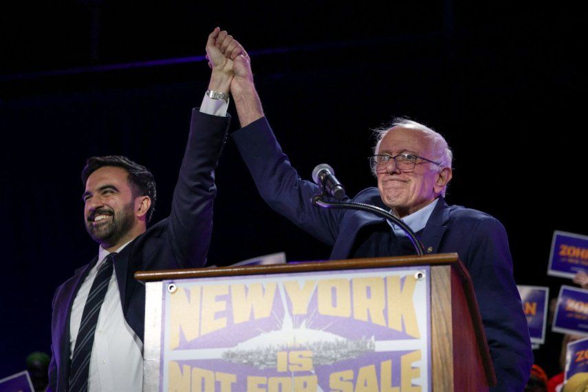 Los comunistas Zohran Mamdani, (izq.) el nuevo alcalde de Nueva York, y el senador federal, Bernie Sanders. 