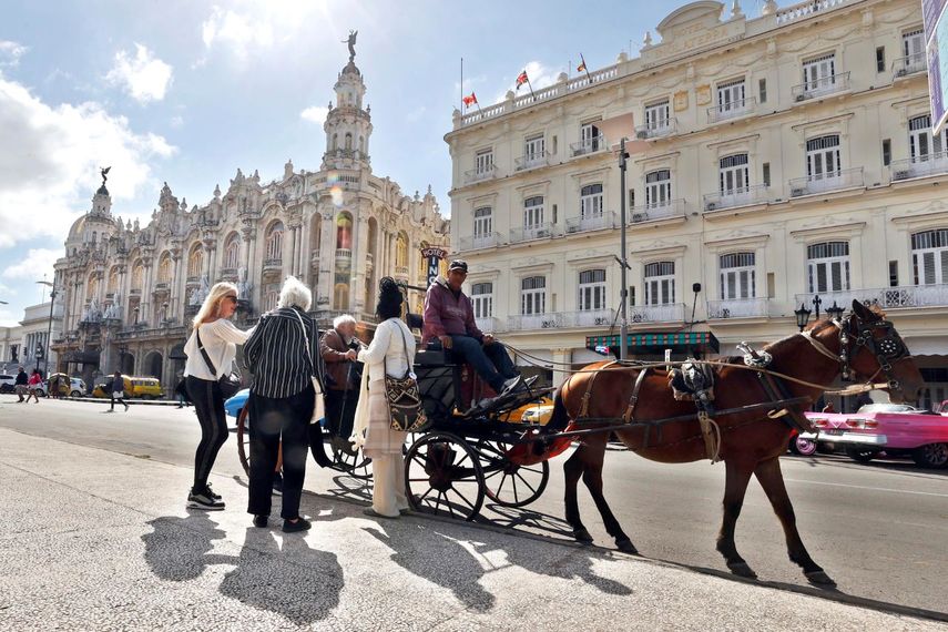 Turistas montando en un coche en La Habana, Cuba.