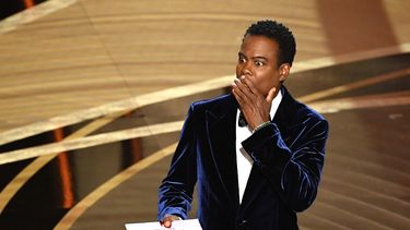El actor estadounidense Chris Rock habla en el escenario durante la 94 entrega de los Óscar en el Dolby Theatre de Hollywood, California, el 27 de marzo de 2022.