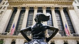 Estatua frente al edificio de la Bolsa de Nueva York.