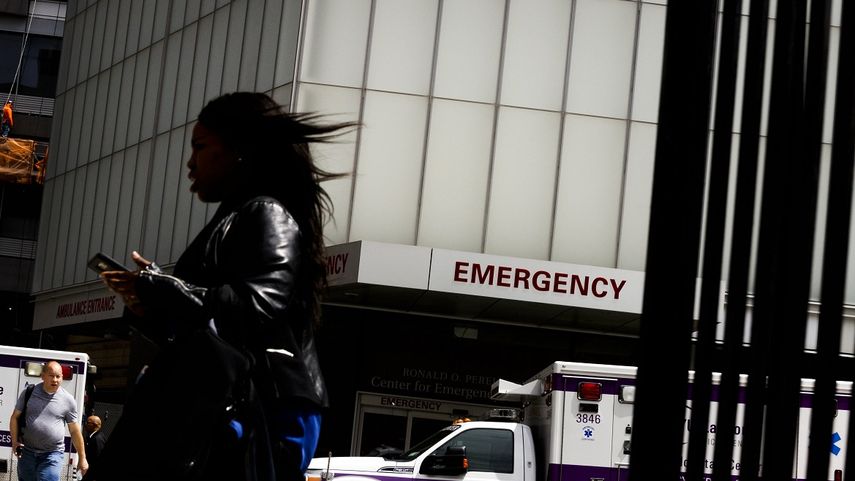 Una mujer camina junto a una unidad de emergencia en el Centro Médico Langone NYU de la ciudad de Nueva York, el miércoles 24 de mayo de 2017.&nbsp;