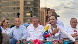 María Corina Machado con el candidato Edmundo González y el gobernador Manuel Rosales, en Zulia, Venezuela.