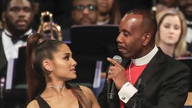 El obispo Charles Ellis se dirige a la cantante Ariana Grande durante el funeral de la Reina del Soul, Aretha Franklin.
