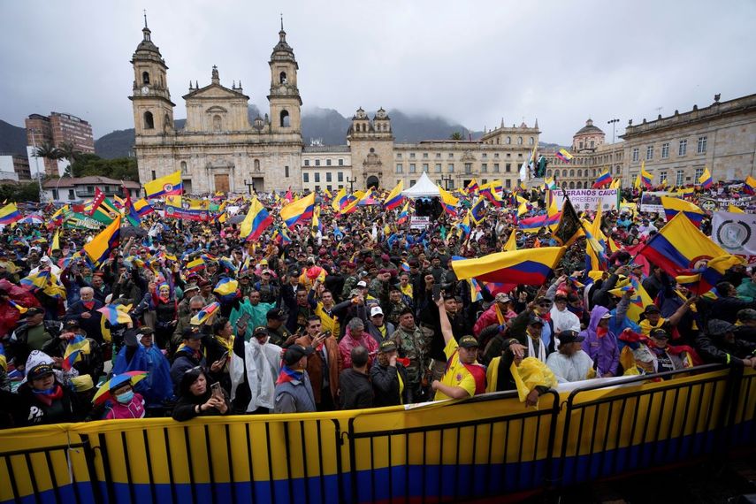 Militares retirados protestan contra reformas del gobierno del presidene Gustavo Petro en la plaza de Bolívar de Bogotá, Colombia, el miércoles 19 de julio de 2023.