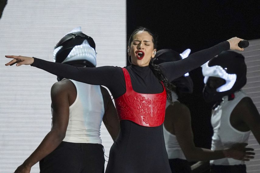La cantautora española Rosalía durante el concierto gratuito de su Motomami World Tour en el Zócalo de la Ciudad de México el 28 de abril.&nbsp;