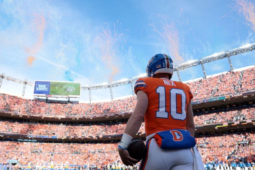 Bo Nix, 10 de los Denver Broncos, observa antes del partido contra Los Angeles Chargers