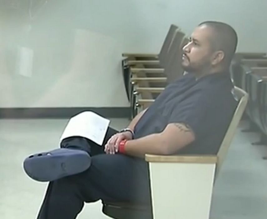 Zimmerman, vestido con un uniforme azul y esposado, pareció calmado durante la audiencia, incluso en un momento se rio y bromeó con un policía mientras firmaba unos documentos. (Local10.com)