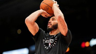 Jayson Tatum #0 de los Boston Celtics calienta antes de jugar contra los Toronto Raptors en el Scotiabank Arena el 25 de febrero de 2025 en Toronto, Canadá. 