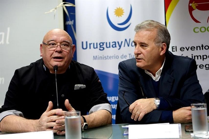 El director ejecutivo del festival gastronómico Cocinarte, Marcelo Toulier, y el director nacional de Turismo de Uruguay, Carlos Fagetti, participan en rueda de prensa (EFE) 