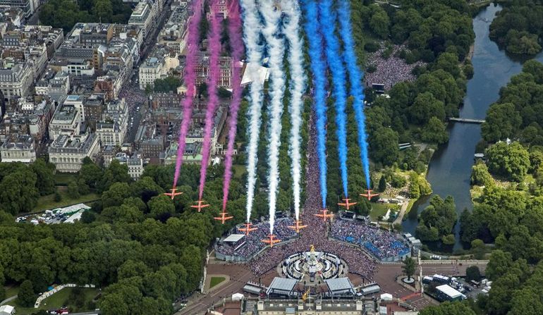 Aviones Red Arrows sobrevuelan tras el desfile militar Trooping the Color en Londres el jueves 2 de juio de 2022, en el primero de cuatro días de celebraciones del Jubileo de Platino por 70 años en el trono de la reina Isabel II. 