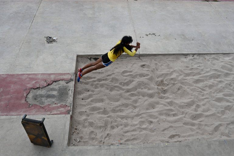 La pista en la ciudad de Puerto La Cruz, donde la medallista olímpica de Venezuela Yulimar Rojas dio sus primeros saltos, está en precarias condiciones