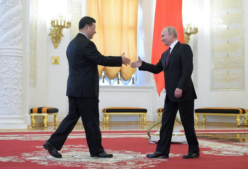&nbsp;El presidente ruso, Vladimir Putin (d), saluda a su homólogo chino, Xi Jinping, durante su reunión en el Kremlin, este miércoles, en Moscú,&nbsp;Rusia.&nbsp;