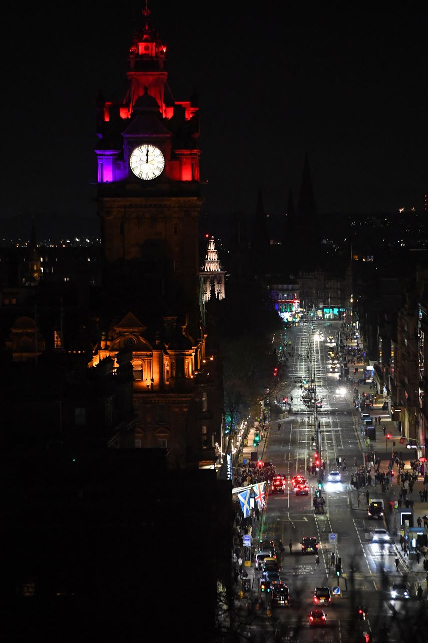 Una Princes Street casi desierta en Edimburgo se muestra a medida que pasa la medianoche, que se muestra en el reloj del Hotel Balmoral temprano el 1 de enero de 2022 en Edimburgo, mientras las celebraciones de Hogmanay a gran escala se cancelan por segundo año consecutivo en la ciudad.&nbsp; &nbsp;